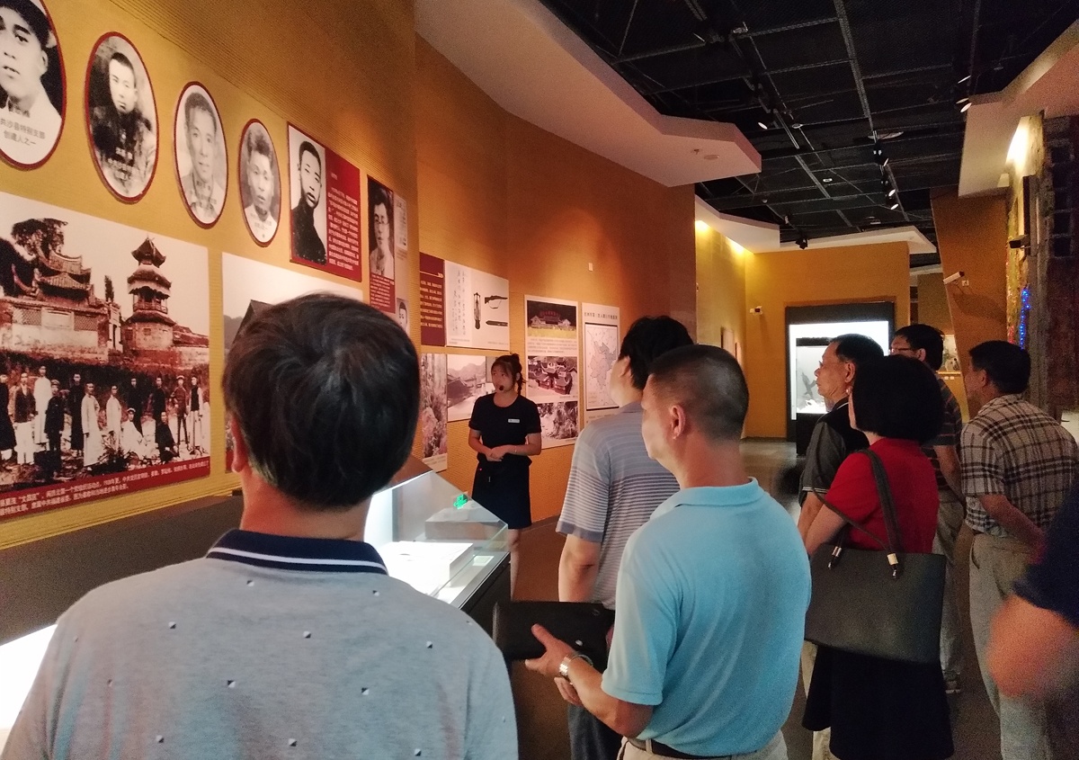 2017年七一參加梅列區住建局黨委組織的到三明市博物館學習革命曆史.jpg